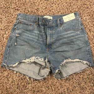 Abercrombie and Fitch high rise 4” mom shorts